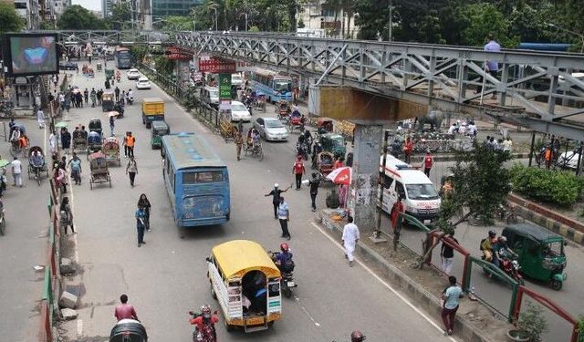 Bangladeş'te otobüs ile tren çarpıştı: 12 ölü, 26 yaralı