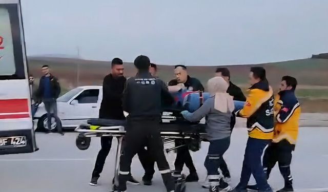 Çorum'da otomobil elektrik direğine çarpıp takla attı: 3 yaralı