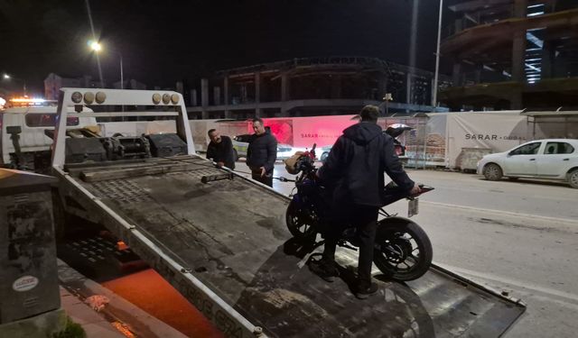 Eskişehir'de motosiklet ile hafif ticari araç çarpıştı: 1'i ağır 2 yaralı