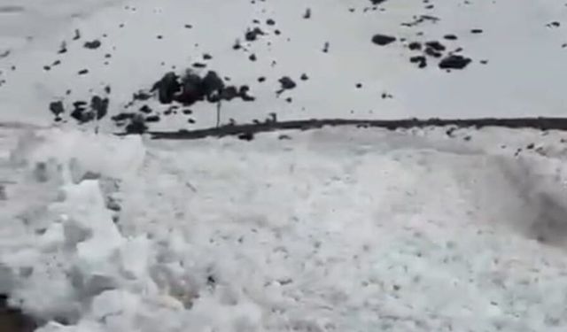 Hakkari'de köy yakınına çığ düştü