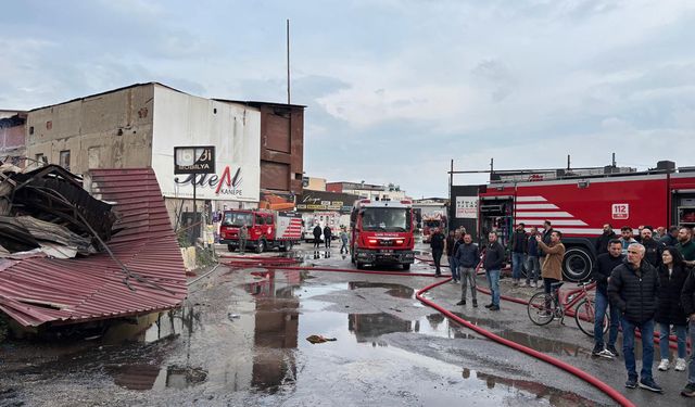 İzmir'de sanayi sitesinde yangın; 7 iş yeri zarar gördü
