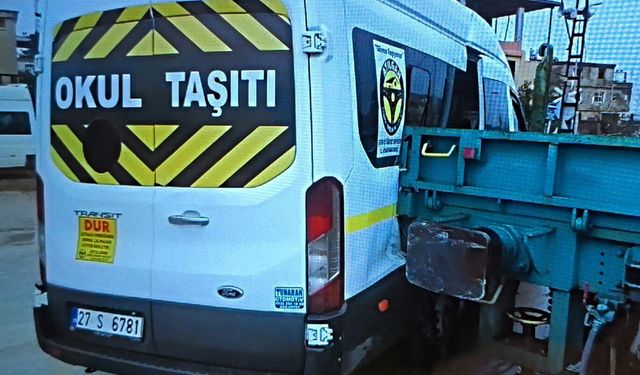 Lokomotifin okul servis minibüsüne çarptı
