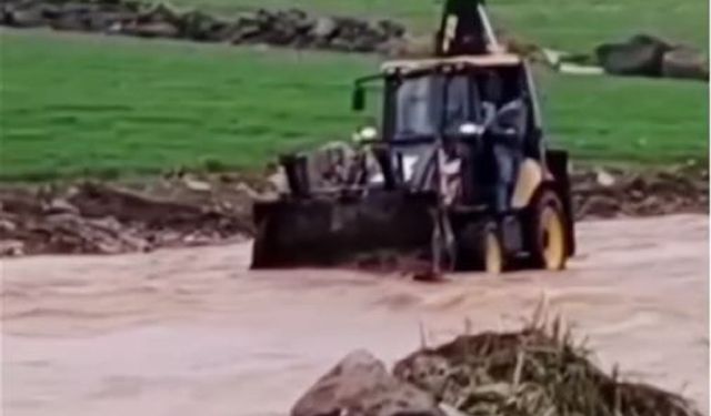 Mardin'de sağanak nedeniyle köprü yıkıldı, 'dünyanın en uzun adamı' yolda kaldı