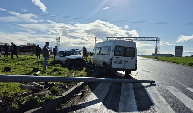Öğrenci servis minibüsü ile otomobil çarpıştı: 13 yaralı