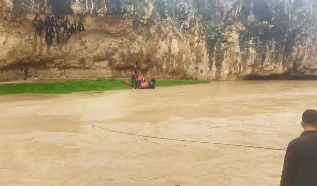 Sel suyuna kapılıp, mağaraya sığınan 4 çiftçi kurtarıldı