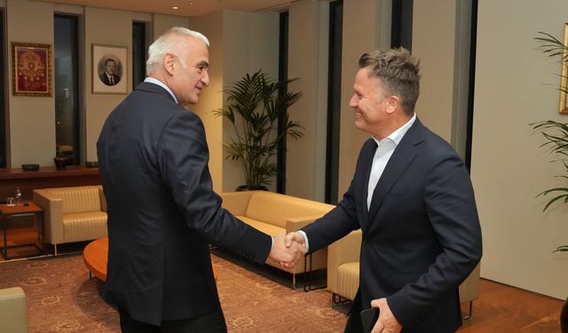 Bakan Ersoy, tur operatörleri ile görüştü