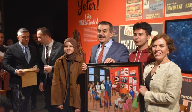 Bakan Tekin, Aydın'da lise öğrencilerine 'Demokrasi ve İnsan' dersi verdi