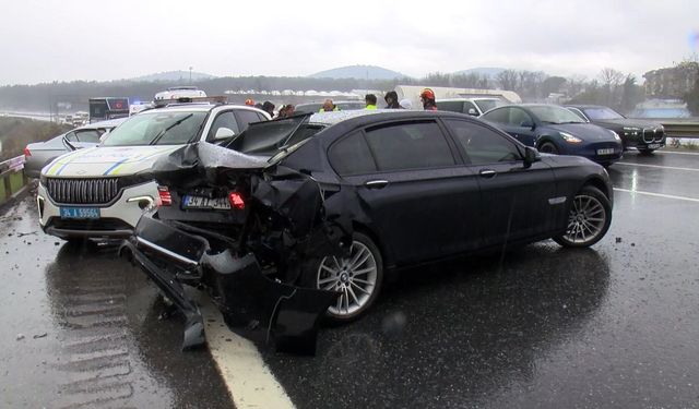 Çekmeköy Kuzey Marmara Otoyolu'nda zincirleme kaza; 1 ağır 4 yaralı