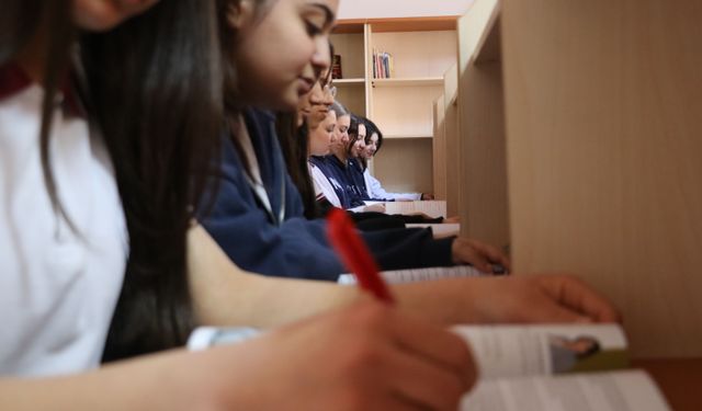 Diyarbakır'da gönüllü kadın öğretmenler, kırsaldaki 119 genç kızı YKS'ye hazırlıyor