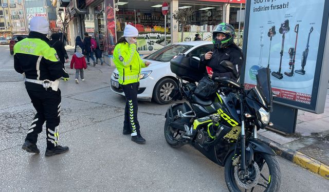 Ehliyetsiz ve plakasız 3 motosiklet sürücüsüne toplam 135 bin lira ceza