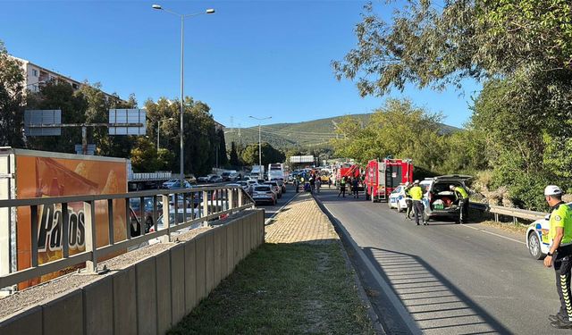 İzmir'de freni boşalan TIR, 9 araca çarptı: 2 ölü, 2'si polis 5 yaralı