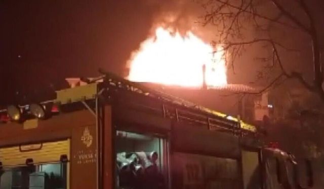 Kartal'da 3 katlı binanın çatısı alev alev yandı