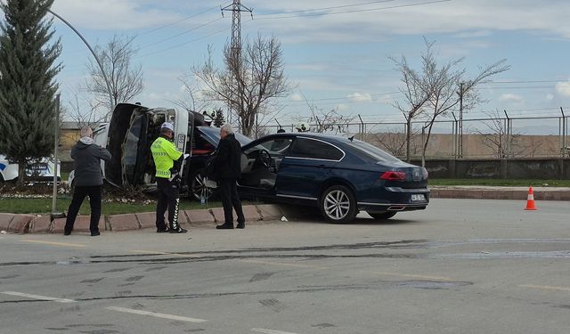Malatya'da otomobil ile hafif ticari araç çarpıştı: 3 yaralı