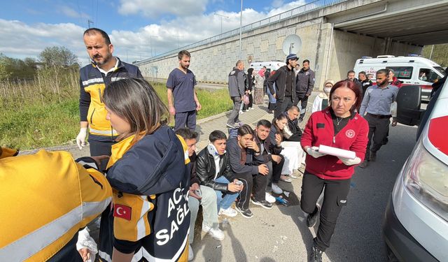 Öğrencileri taşıyan otobüs, otomobilin üzerine devrildi: 46 yaralı