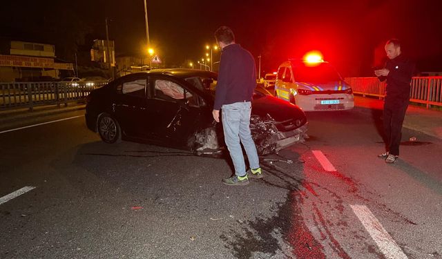 Otomobil, köprüdeki korkuluklara çarptı; 3 yaralı