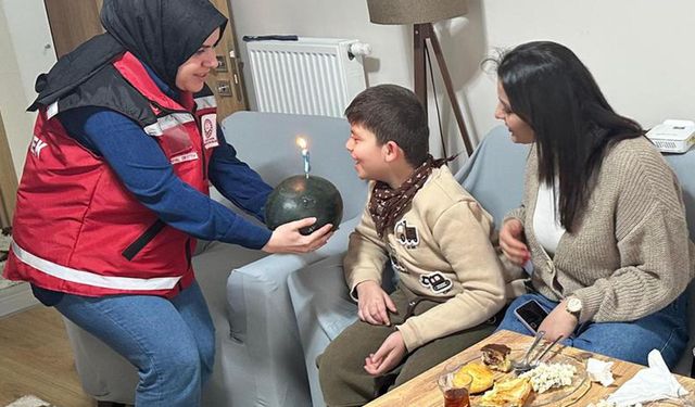 Pastaya alerjisi olan otizmli Egecan'a karpuzlu doğum günü kutlaması