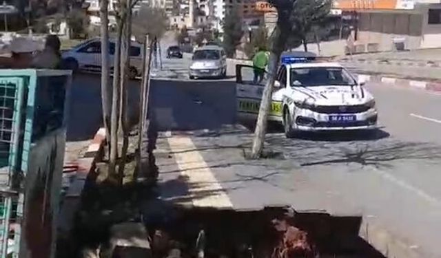 Siirt'te kaldırım çöktü; yol trafiğe kapatıldı