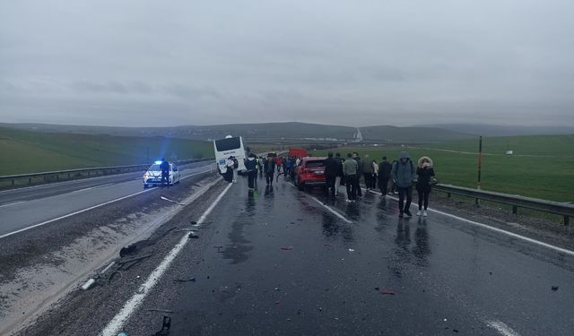 Yolcu otobüsü 10 araca çarparak durabildi: 7 yaralı