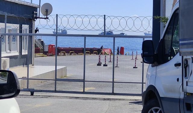 Ahırkapı'da gemide ölü bulunan Rus mürettebatın cenazesi Adli Tıp Kurumu'na kaldırıldı