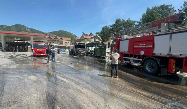 Akaryakıt istasyonunda mazot yüklü tanker alev aldı; 3 araç yandı