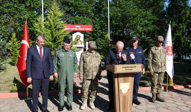 Bakan Güler, Yunanistan sınırında Mehmetçikle bayramlaştı
