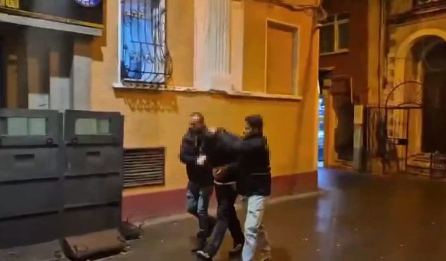Beyoğlu'nda yerde uyuyan adamın cep telefonunu çalan yankesici suçüstü yakalandı
