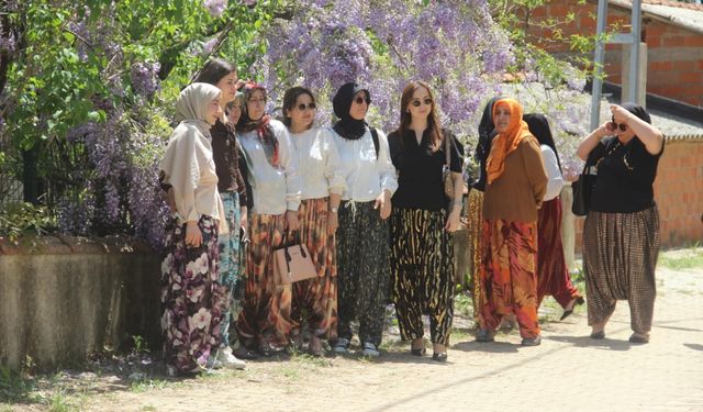 Çanakkale'de 'Aşıklar Sokağı' gençlerle doldu
