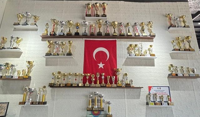 Gazinin yetiştirdiği okçulardan 85 kupa