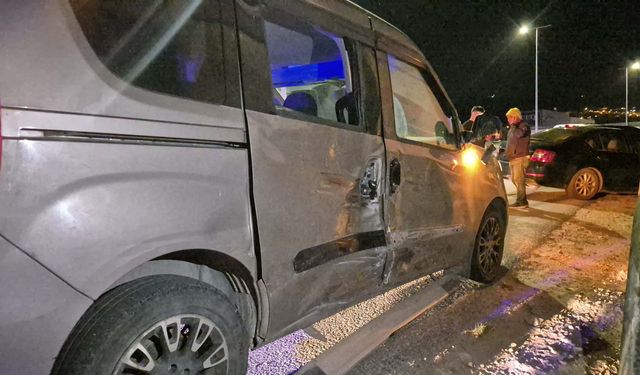 Hafif ticari araçla çarpışan motosikletin sürücüsü öldü
