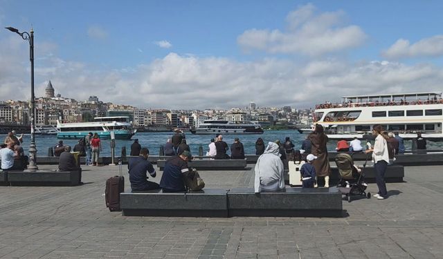 Kurban Bayramı öncesi Eminönü’nde insan kalabalığı