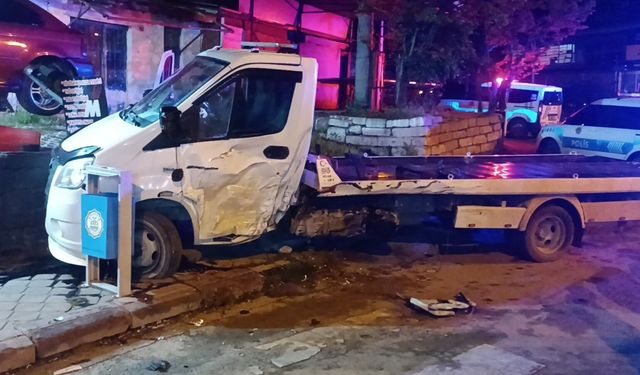 Park halindeki çekiciye çarpan otomobilden fırlayan kadın öldü