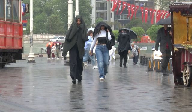 Taksim'de yağmura yakalananlar çanta ve kartonla korunmaya çalıştı