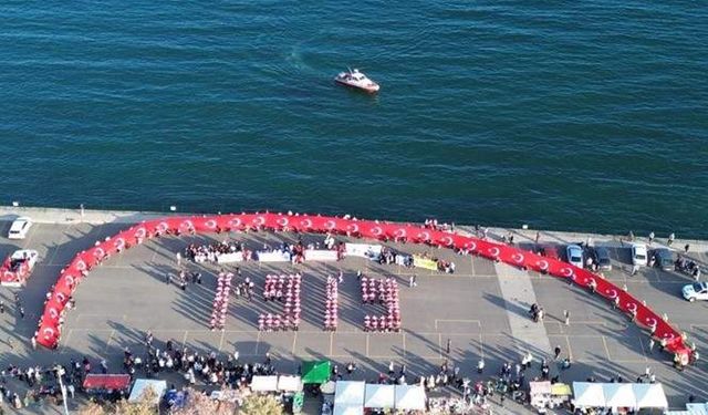 Tekirdağ'da 100 metre uzunluğundaki Türk bayrağıyla 'Gençlik Yürüyüşü'