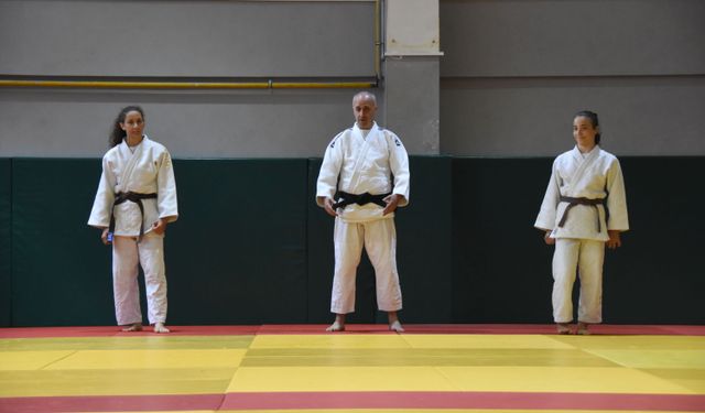Tokalaştığı antrenörün gücünü fark edip tavsiyesiyle judoya başlayan Elif'ten 'altın' başarı