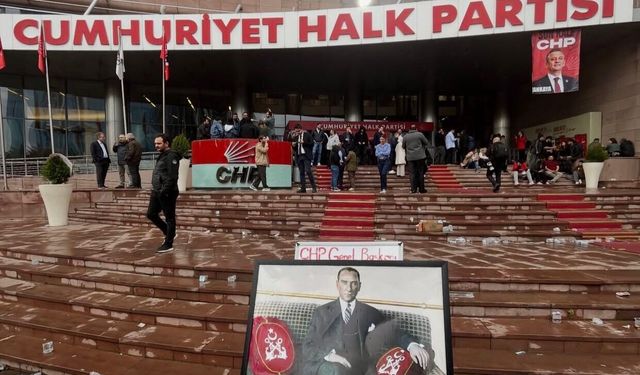 CHP üst yönetimi Genel Merkez binasından ayrıldı!