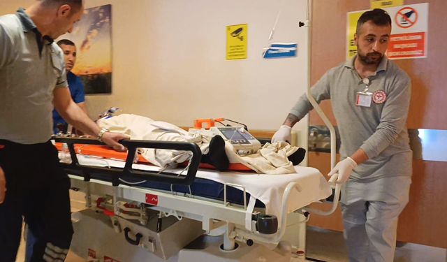 3 katlı inşaatta harç dökerken başına demir isabet eden işçi, ağır yaralandı