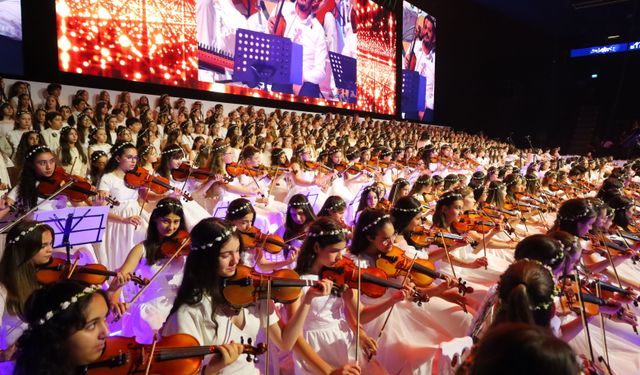 800 kişilik Bilfen Filarmoni Orkestrası, Levent Yüksel ile konser verdi