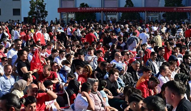 Bahçelievler'de binlerce kişi milli takıma destek için bir araya geldi