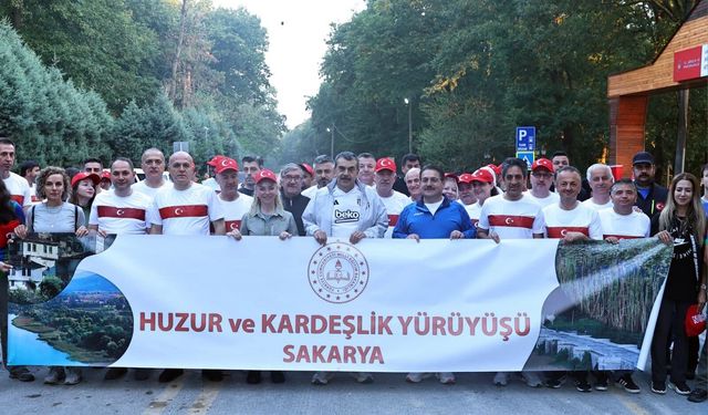 Bakan Tekin Sakarya'da öğretmenlerle ormanda yürüyüşe katıldı