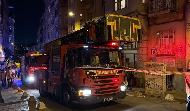 Beyoğlu'nda bodrum katında duvar çöktü; 5 katlı bina tahliye edildi
