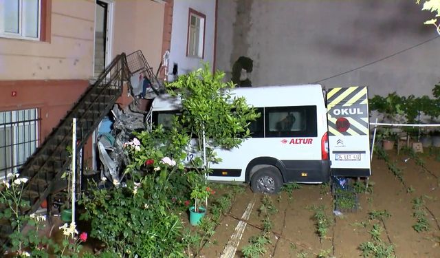 Çekmeköy'de servis minibüsü bir evin bahçesine uçtu; 1 ölü
