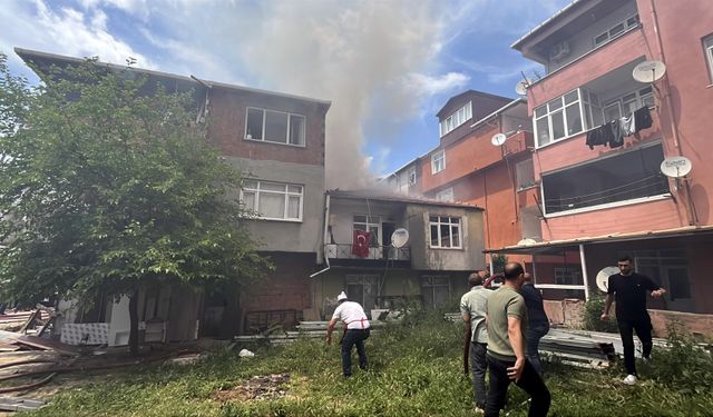 Darıca’da yangın: Anne ve kızı kurtarıldı