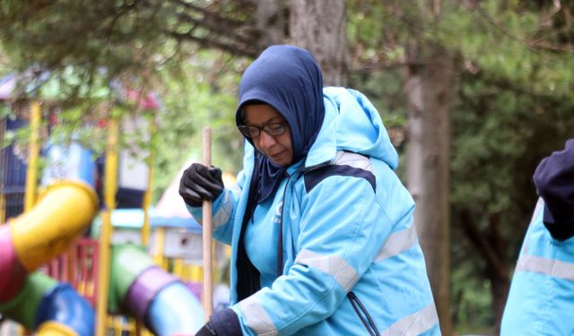Gaziantep'te cadde, sokak ve parkların temizliğine kadın eli değdi