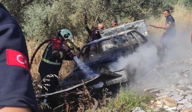 Yanan otomobilini uzaklaştırıp, alevlerin ormana sıçramasını önledi