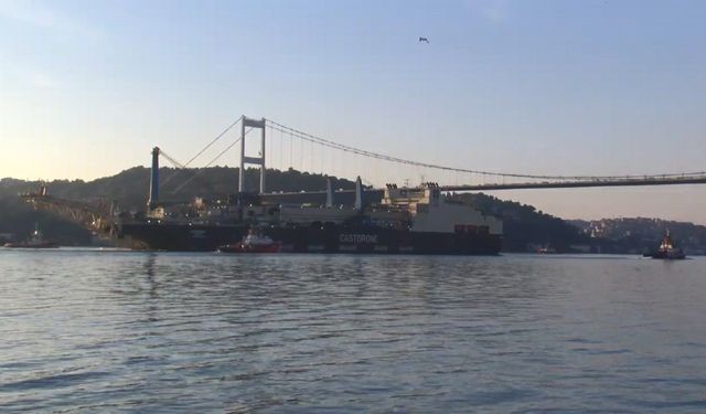 Boru döşeme gemisi 'Castorone' İstanbul Boğazı'ndan geçiyor