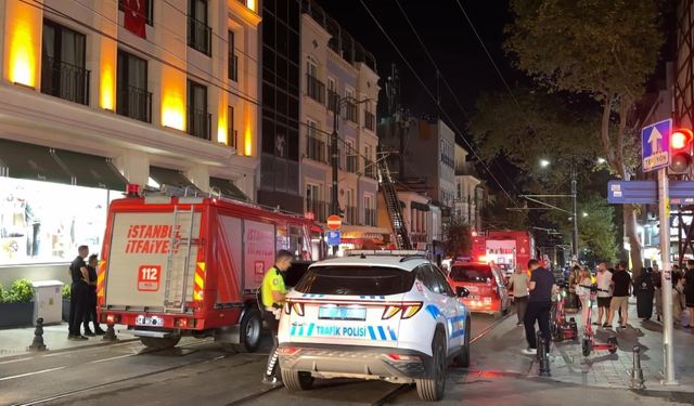 Fatih'te binanın çatısındaki baz istasyonunda çıkan yangın söndürüldü