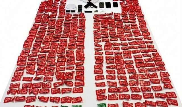 Kadıköy'de depoya düzenlenen operasyonda 2 kilograma yakın uyuşturucu ele geçirildi