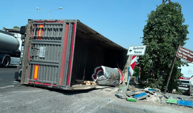 Mardin'de TIR devrildi; kadın ve çocuğu kazadan kurtuldu