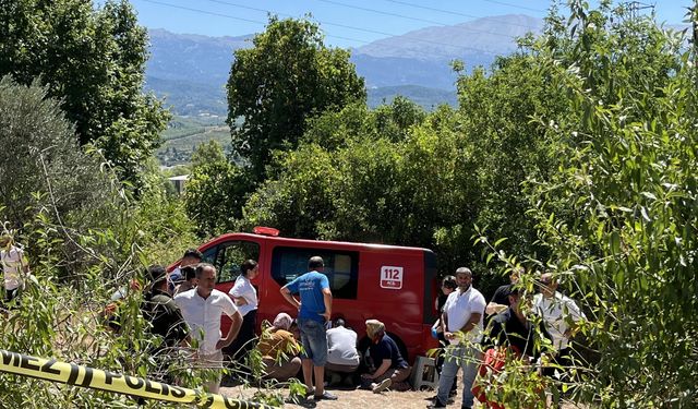 Otomobil, bağ evine daldı; sürücü öldü, nişanlısı yaralandı