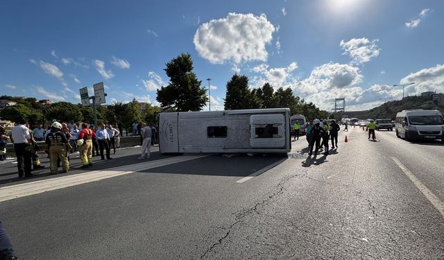 Sarıyer TEM Otoyolu'nda midibüs devrildi; 13 yaralı